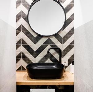 Galeriebild der Unterkunft Calle Amparo 86 Lujoso Dúplex con Jacuzzi en Lavapies especial parejas in Madrid