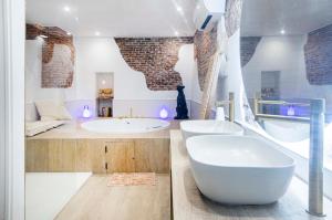 Ein Bett oder Betten in einem Zimmer der Unterkunft Calle Amparo 86 Lujoso Dúplex con Jacuzzi en Lavapies especial parejas