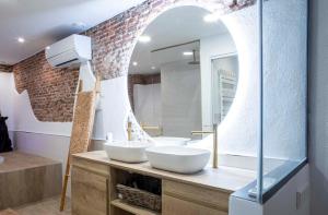 Ein Badezimmer in der Unterkunft Calle Amparo 86 Lujoso Dúplex con Jacuzzi en Lavapies especial parejas