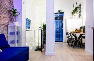 ein Wohnzimmer mit einer blauen Couch und einem Tisch in der Unterkunft Calle Amparo 86 Lujoso Dúplex con Jacuzzi en Lavapies especial parejas in Madrid