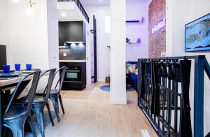 Küche/Küchenzeile in der Unterkunft Calle Amparo 86 Lujoso Dúplex con Jacuzzi en Lavapies especial parejas