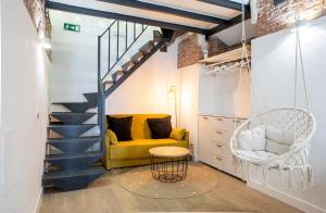 Ein Sitzbereich in der Unterkunft Calle Amparo 86 Lujoso Dúplex con Jacuzzi en Lavapies especial parejas
