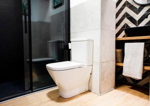 Ein Badezimmer in der Unterkunft Calle Amparo 86 Lujoso Dúplex con Jacuzzi en Lavapies especial parejas