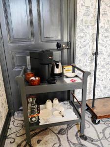 un tavolo con una macchinetta del caffè sopra di VALLÉE 1900 a Torfou