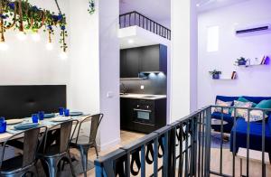 einen Balkon mit einem Tisch und Stühlen sowie eine Küche in der Unterkunft Calle Amparo 86 Lujoso Dúplex con Jacuzzi en Lavapies especial parejas in Madrid