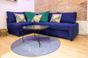 Ein Sitzbereich in der Unterkunft Calle Amparo 86 Lujoso Dúplex con Jacuzzi en Lavapies especial parejas