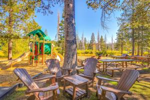 een groep stoelen en tafels en een speeltuin bij Ski Bowl Condos Unit 518 in Truckee