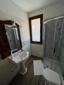 W łazience znajduje się umywalka, prysznic i toaleta. w obiekcie ORIO Bergamo 24h AIRPORT TOP APPARTMENT VICINO ALL'AEROPORTO w mieście Orio al Serio