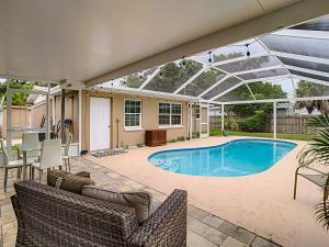 un patio con piscina con techo retráctil en Crown Jewel of Clearwater II, pool, near Beach, on Pinellas Trail, en Largo