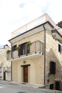 budynek z balkonem z roślinami w obiekcie Casa Vacanza Orto dei Preti w mieście Collepardo