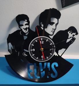 une horloge avec les becs sur un mur dans l'établissement Elvis - Marilyn - Vasco Rossi - Airport Catania Center, à Catane