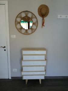 un miroir sur un mur à côté d'une commode dans l'établissement IL VELIERO, à Camogli