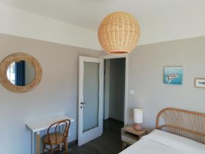 une chambre avec un lit, une table et un miroir dans l'établissement IL VELIERO, à Camogli 33 autres photos