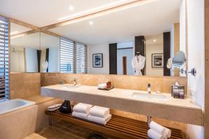 Un baño con dos lavabos y un espejo grande. en Dreams Karibana Cartagena Golf & Spa Resort, en Cartagena de Indias