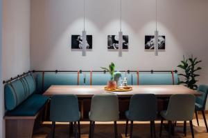 uma sala de jantar com mesa e cadeiras em Vienna House by Wyndham MQ Kronberg em Kronberg im Taunus