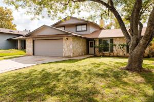 una casa con un árbol en un patio en Great home, great location at a great price!, en San Antonio