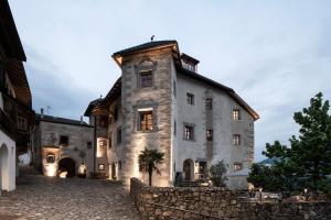 an old stone building with a stone wall at Hotel Ansitz Steinbock in Villandro