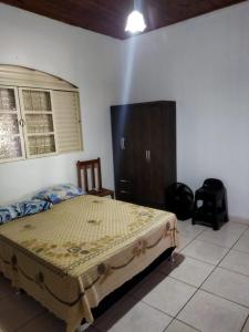 um quarto com uma cama e um armário de madeira em Casa Bela em Bonito