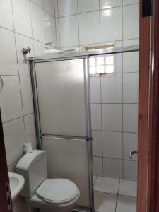 uma pequena casa de banho com WC e chuveiro em Casa Bela em Bonito