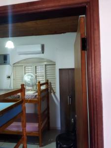 博尼圖的住宿－Casa Bela，客房享有一张双层床的景色。