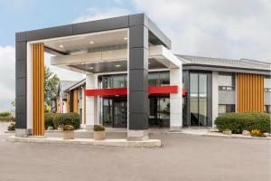 a revestimiento de un edificio en Comfort Inn Boucherville, en Boucherville