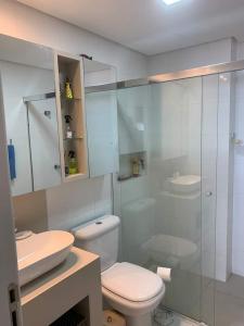 阿羅約杜西爾瓦的住宿－Apartamento Beira Mar，浴室配有卫生间、盥洗盆和淋浴。