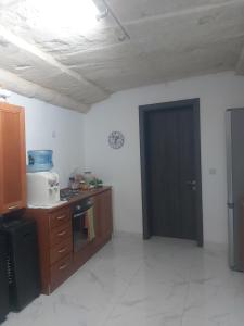 een kamer met een keuken met een zwarte deur bij 300 years old apartment with a lot of character in Qormi
