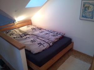 ein kleines Schlafzimmer mit einem Bett in einem Zimmer in der Unterkunft Haus Am Park in Bremerhaven