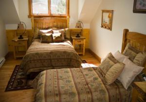 En eller flere senger på et rom på River's Bend Lodge