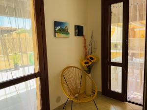 Televízia a/alebo spoločenská miestnosť v ubytovaní Villa Kate Pula Sardegna + 22 fotografií