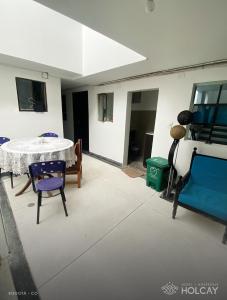 - un salon avec une table et des chaises dans l'établissement Hospedaje Holcay, à Bogotá