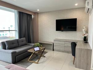 Televisyen dan/atau pusat hiburan di Hotel Sexta Avenida Inn