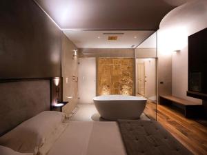 Habitación con baño con bañera grande. en Villa Favorita Hotel & Events, en Marsala