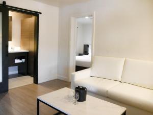 帕羅奧多的住宿－The Nest Hotel Palo Alto，客厅配有白色的沙发和桌子