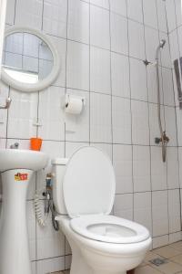 ein Badezimmer mit einem weißen WC und einem Spiegel in der Unterkunft ENJOY n RELAX in Douala