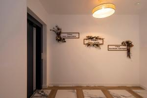 un couloir avec un mur blanc orné de plantes. dans l'établissement Palatina Concept Suites, à Grenade