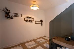 een kamer met een tafel en een lampje aan de muur bij Palatina Concept Suites in Granada