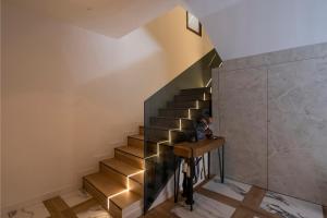 a staircase in a house with a glass wall at Palatina Concept Suites in Granada