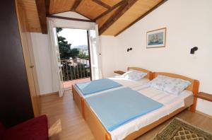 Posteľ alebo postele v izbe v ubytovaní Apartments by the sea Selce, Crikvenica - 2372 + 34 fotografií