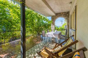 d'une terrasse avec une table et des chaises sur un balcon. dans l'établissement Apartment Selce 2381d, à Selce