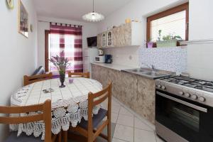 Kuchyňa alebo kuchynka v ubytovaní Apartments with a parking space Jadranovo, Crikvenica - 2377