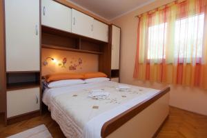 Postel nebo postele na pokoji v ubytování Apartments with a parking space Jadranovo, Crikvenica - 2377