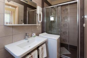 Kúpeľňa v ubytovaní Apartments with a parking space Jadranovo, Crikvenica - 2377 + 24 fotografií