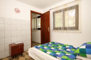 Habitación pequeña con cama y ventana en Studio Brsec 2359a, en Brseč