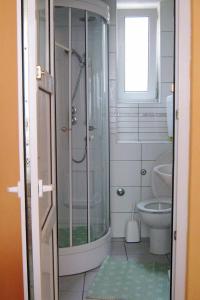 ein Badezimmer mit Dusche und Toilette in der Unterkunft Apartments with WiFi Novi Vinodolski - 2382 in Novi Vinodolski + 14 Fotos