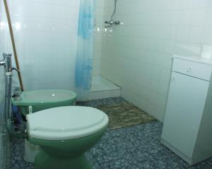 y baño con aseo y lavamanos. en Apartments with WiFi Rabac, Labin - 2323, en Rabac