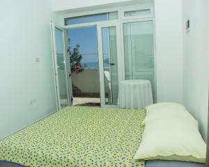 1 dormitorio con 1 cama y puerta corredera de cristal en Apartments with WiFi Rabac, Labin - 2323, en Rabac
