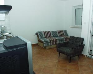 salon z kanapą i krzesłem w obiekcie Apartment Rabac 2323b w Rabacu