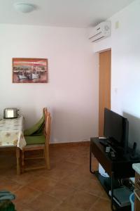 salon z telewizorem, stołem i kanapą w obiekcie Apartment Rabac 2323b w Rabacu