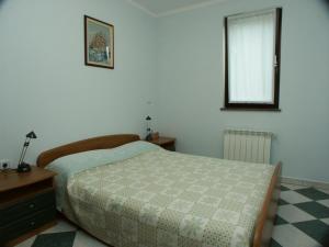een slaapkamer met een bed en een raam bij Apartments with a parking space Presika, Labin - 2370 in Labin